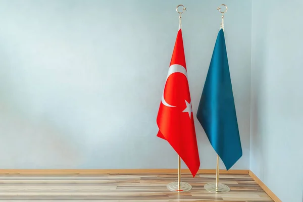 Açık Renkli Duvarında Türk Bayrağı Olan Koyu Mavi Bir Bayrak — Stok fotoğraf