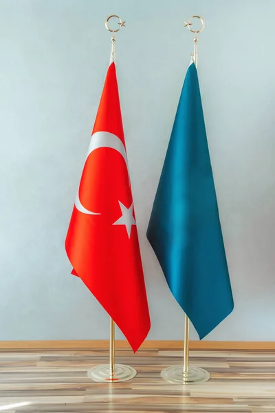 Dunkelblaue Flagge Mit Der Türkischen Flagge Einer Hellen Wand Zwei — Stockfoto