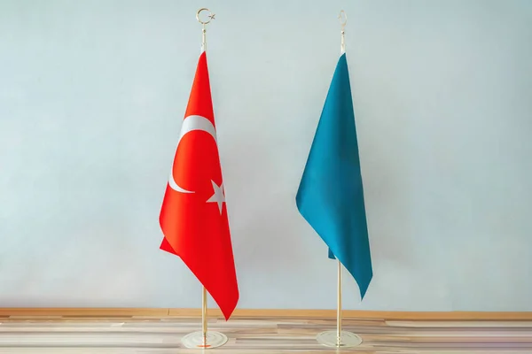 Dunkelblaue Flagge Mit Der Türkischen Flagge Einer Hellen Wand Zwei — Stockfoto