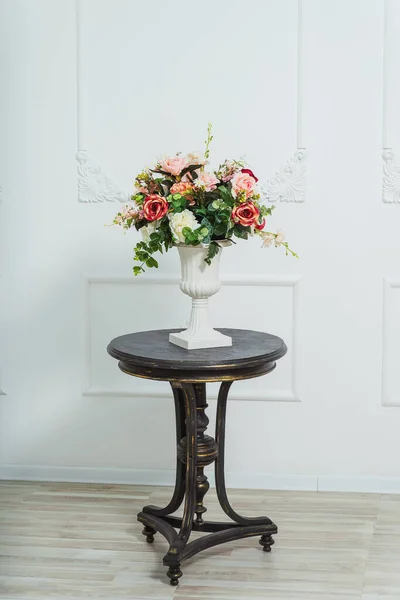 Black Table Classic Bright Room Fireplace Plastic Flowerpot Artificial Flowers — Stock Photo, Image