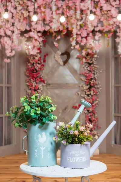Plechovky Květinami Pozadí Dveří Růžovými Květy Železné Nádrže Vodu Zdobené — Stock fotografie
