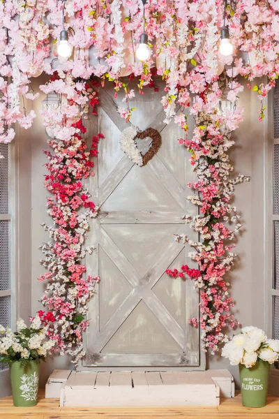 Veranda Med Grå Dør Rosa Blomster Fotosone Med Rosa Sakuravoks stockbilde