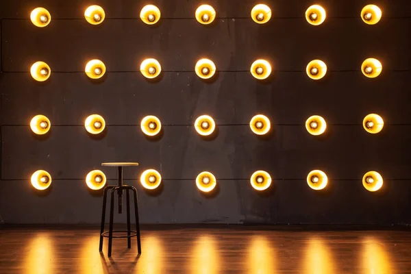 Kursi Besi Latar Belakang Dinding Dengan Lampu Sorot Zona Foto Stok Gambar Bebas Royalti
