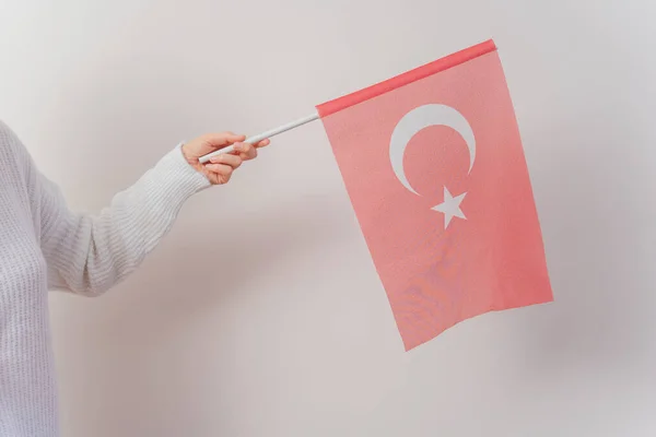 Beyaz Bir Duvarda Bir Kızın Elinde Türk Bayrağı Çubukta Türk — Stok fotoğraf