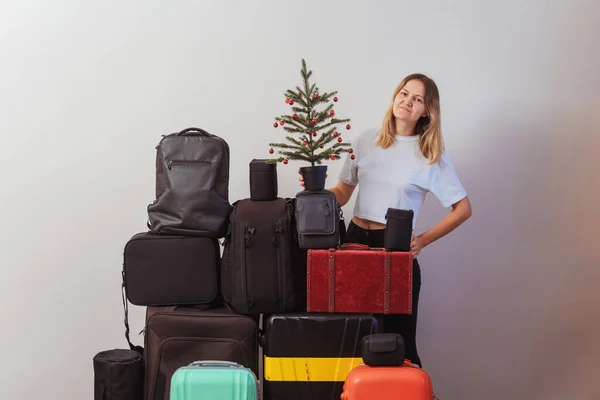 Chica Una Camiseta Blanca Con Maletas Árbol Navidad Chica Rusa — Foto de Stock