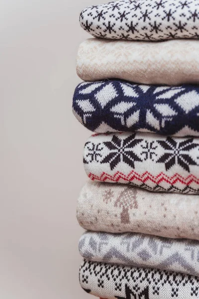 除夕夜 温暖的针织毛衣互相叠放在一起 白色背景下折叠图案的针织圣诞连衣裙 针织圣诞毛衣的质地 — 图库照片