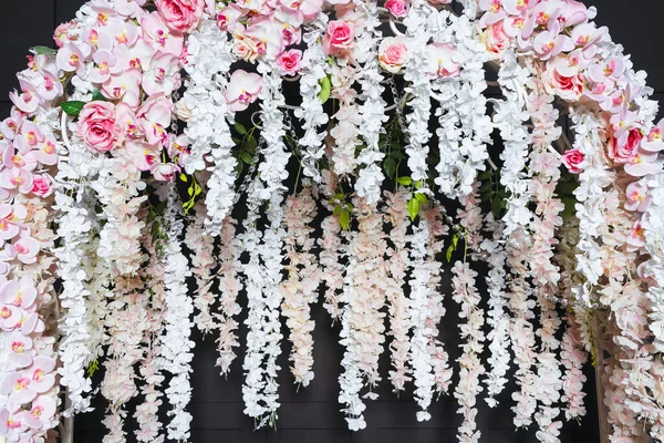 Fehér Fém Boltív Mesterséges Virágokkal Fotózónán Fehér Virágok Egy Esküvői — Stock Fotó