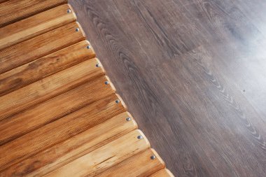 Yuvarlak salıncak için ahşap taban. Koltuğun demir tabanında ahşap tahtalar. Gelin ve damat için fotoğraf stüdyosunda oturma alanı.