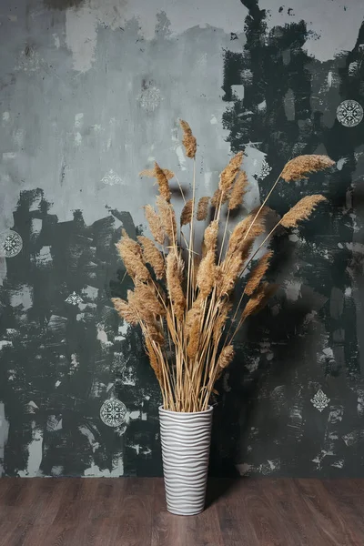 Pot Fleurs Avec Des Fleurs Jaunes Sèches Sur Mur Texturé — Photo