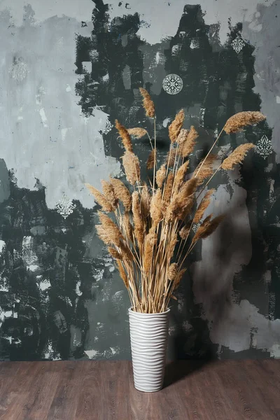 Pot Fleurs Avec Des Fleurs Jaunes Sèches Sur Mur Texturé — Photo