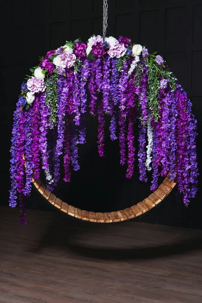 Swing Purple Flowers Dark Wall Wedding Iron Swing Wooden Seat — Stock Photo, Image