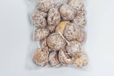 Hafif arka planda Rus kekleri. Beyaz arka planda kremalı zencefilli ekmek. Katalog için şekerleme fotoğrafı