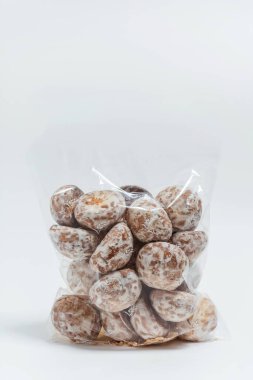 Hafif arka planda Rus kekleri. Beyaz arka planda kremalı zencefilli ekmek. Katalog için şekerleme fotoğrafı