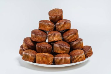 Hafif arka planda tepside çikolatalı kekler. Beyaz arka planda bir tabakta un kahveli kekler. Katalog için şekerleme fotoğrafı