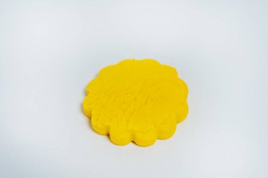 Hafif arka planda sarı yuvarlak kurabiyeler. Beyaz arka planda satılık ucuz kurabiyeler. Katalog için şekerleme fotoğrafı