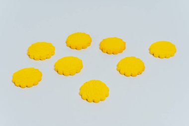 Hafif arka planda sarı yuvarlak kurabiyeler. Beyaz arka planda satılık ucuz kurabiyeler. Katalog için şekerleme fotoğrafı