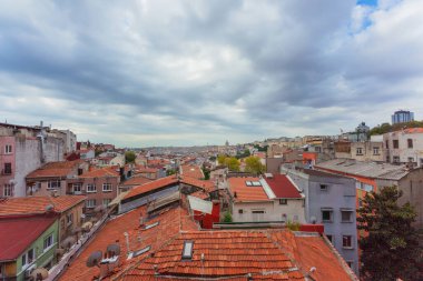 İstanbul 'daki evlerin çatılarının manzarası. İstanbul 'daki apartmanlardan birinden galata kulesinin panoramik görüntüsü. Türkiye 'nin tuğla renkli çatısı