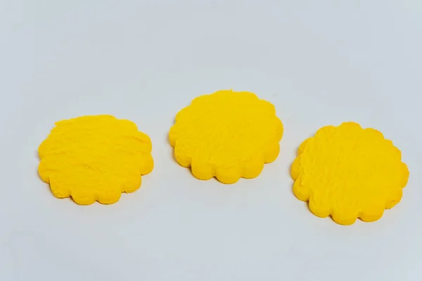 Gelbe Runde Kekse Auf Hellem Hintergrund Krümelig Billige Kekse Zum — Stockfoto