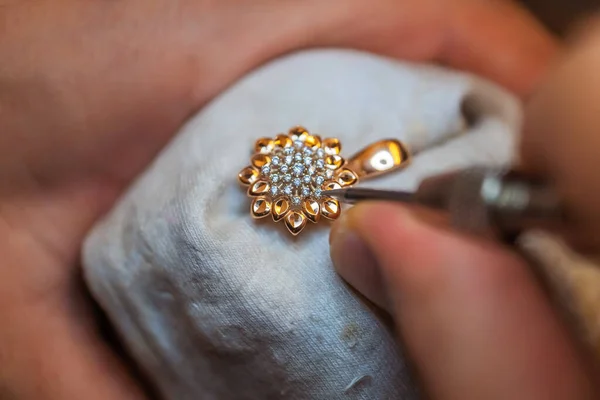 Lavorare Con Pietre Preziose Prodotti Oro Presso Impresa Preparazione Diamanti — Foto Stock
