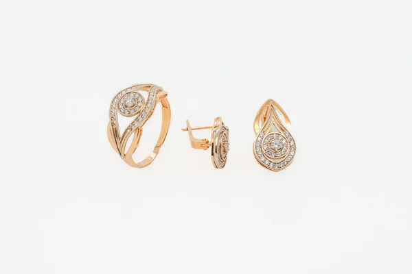 Set Van Gouden Sieraden Een Witte Achtergrond Set Oorbellen Ringen — Stockfoto