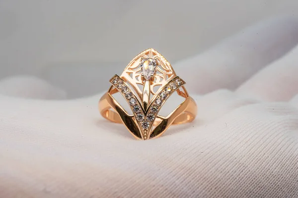 宝石商の手に金の宝石 白い手袋に金の指輪 高品質の金の宝石 カタログの金の宝石の写真 — ストック写真