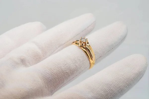 Χρυσά Κοσμήματα Στο Χέρι Του Κοσμηματοπώλη Χρυσό Δαχτυλίδι Λευκό Γάντι — Φωτογραφία Αρχείου