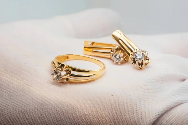 Χρυσά Κοσμήματα Στο Χέρι Του Κοσμηματοπώλη Χρυσό Δαχτυλίδι Λευκό Γάντι — Φωτογραφία Αρχείου