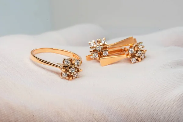 宝石商の手に金の宝石 白い手袋に金の指輪 高品質の金の宝石 カタログの金の宝石の写真 — ストック写真