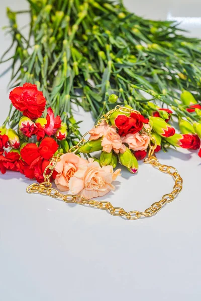 Bracciale Oro Con Fiori Sfondo Bianco Mazzo Garofani Con Gioielli — Foto Stock