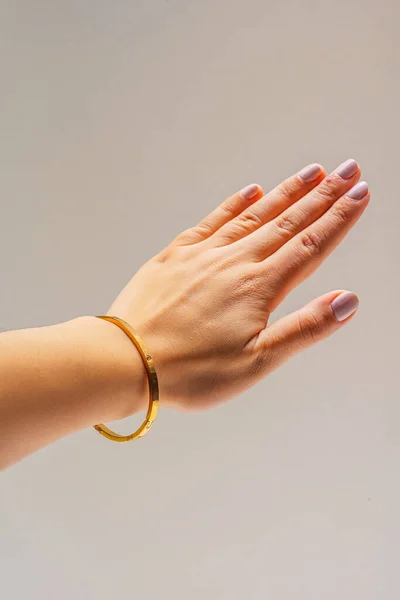 Mão Mulher Com Uma Pulseira Ouro Fundo Branco Escova Uma — Fotografia de Stock