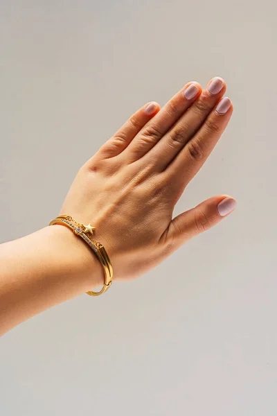 Woman Hand Gold Bracelet White Background Brush Girl Gilded Jewelry — Stock Photo, Image