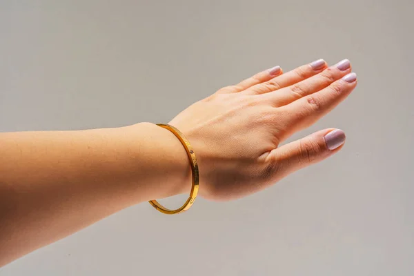 Mâna Femeii Brățară Aur Fundal Alb Perie Fată Bijuterii Aurite Imagine de stoc
