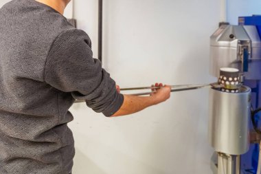 Girişimdeki altın ürünlerini eritmek. Üretimde altın ve gümüş için eritme fırınıyla çalışmak. Fabrikada değerli taşları olan altın mücevher üretimi.