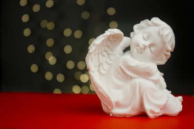 arka plan üzerinde kırmızı ışıklar ile Noel meleği