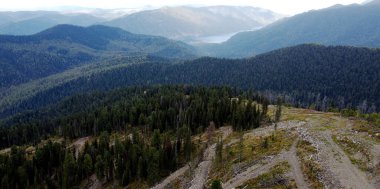 Dağ gibi nefes kesen bir nehir, dağlarda bir yerde büyük bulutların altında, sakin ovalarda akıyor. İnsansız bir hava panoramik manzarası.