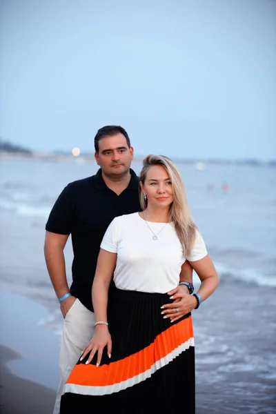 Retrato de um casal maduro na praia — Fotografia de Stock