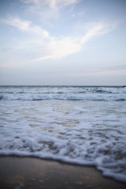 Beyaz köpüklü mavi deniz dalgası ve arka planda gökyüzü