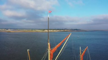 Güneşli deniz suyundaki klasik karavanda güzel bir hava manzarası. Manzaralı seyahat konsepti, Brightlingsea, Essex, İngiltere