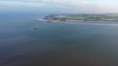 Güneşli deniz suyundaki klasik karavanda güzel bir hava manzarası. Manzaralı seyahat konsepti, Brightlingsea, Essex, İngiltere