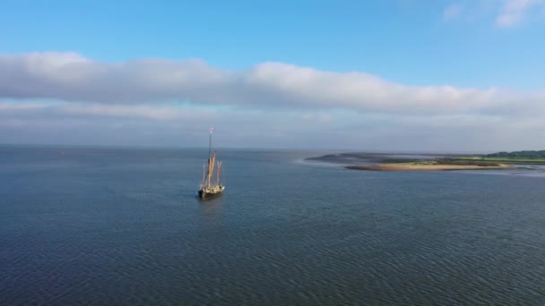 Schöne Luftaufnahme Auf Vintage Karavelle Auf Sonnenbeschienenenem Meerwasser Landschaftliches Reisekonzept — Stockvideo