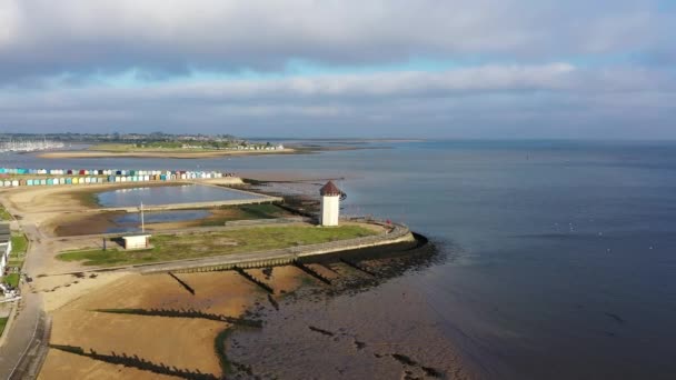 美しい光の特別な海辺の日と日没の明るい海の灯台塔 エセックス イギリス イギリス — ストック動画