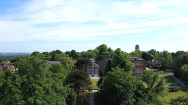 İnsansız hava aracından, küçük bir şapele açılan dar geçide doğru yukarıdan aşağıya doğru bir görüntü. Şapel, Rosary Malikanesi, Mill Hill, Kuzey Batı Londra, İngiltere yakınlarındaki yeşil açık alanda yer almaktadır..
