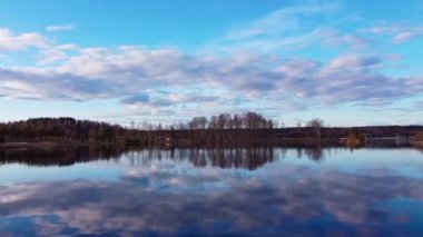 Yanisyarvi gölünün havadan görünüşü. Karelia, Rusya.