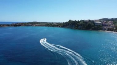 Motorlu bir teknenin tüpü çektiği hava görüntüsü. Zakynthos, Yunanistan