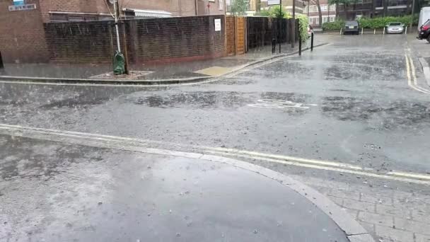 Langzame Beweging Van Een Zware Regenbui Een Woonwijk Bermondsey Londen — Stockvideo