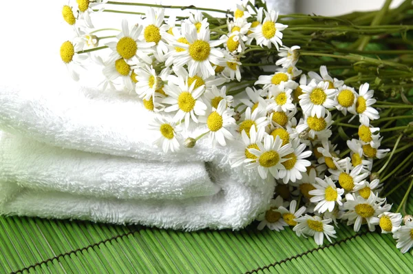 Towel and bouquet flowers — Stock Photo, Image