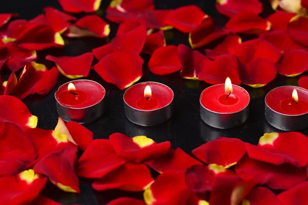 Kerzen mit Rosenblättern — Stockfoto