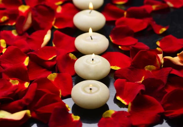 Candles with rose petals — Stock Photo, Image