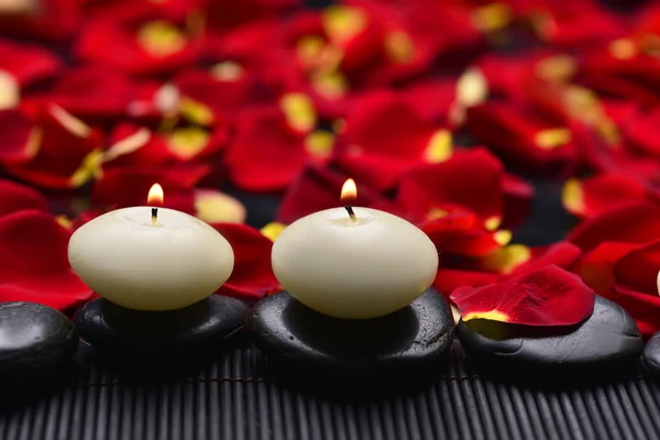 Candles with rose petals — Stock Photo, Image