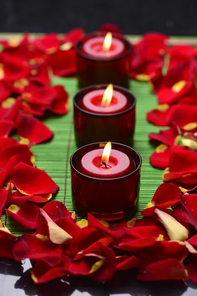 Velas con pétalos de rosa roja Fotos De Stock